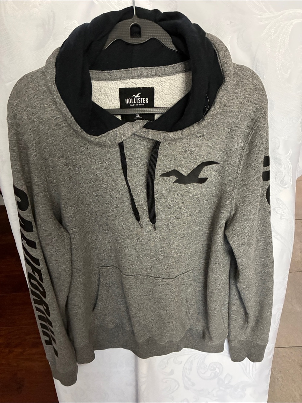 Hollister Men's Grey Hoodie with Black Accents